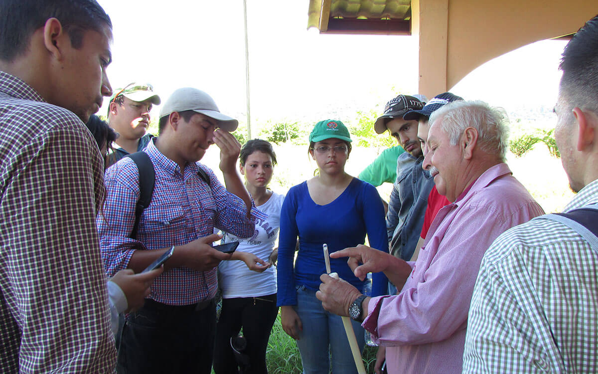 Producer and owner of Salinera Santa Alejandra during an educational tour, explaining to university students the process of measuring salinity.