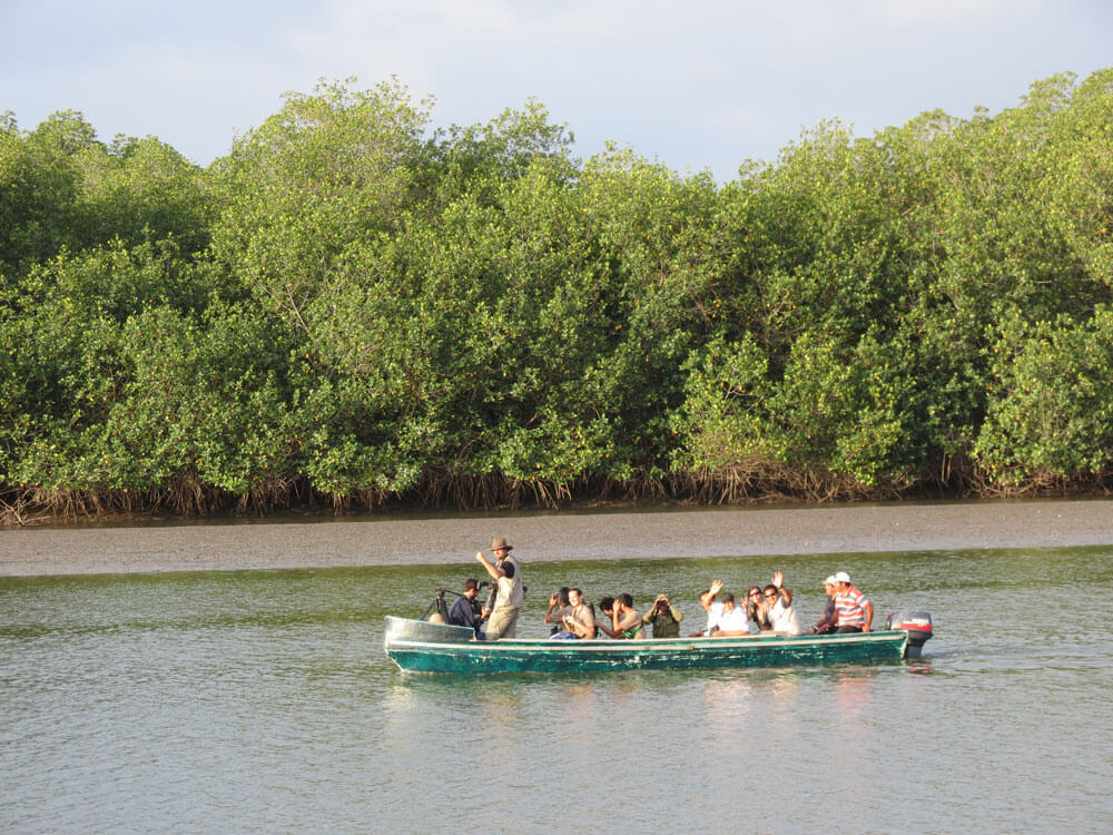 santuario-nacional-los-manglares-de-tumbes-01_people
